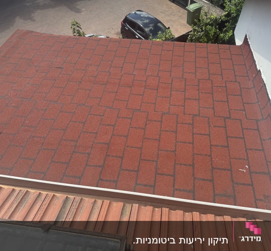 גג רעפים אדומים עם תבנית מלבנים ברורה